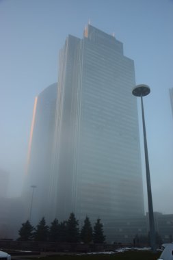 Astana modern binalarda kalın sis içinde