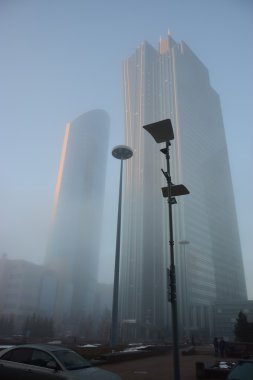Astana modern binalarda kalın sis içinde