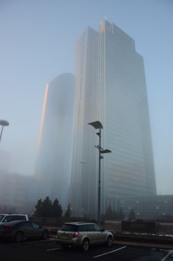 Astana modern binalarda kalın sis içinde
