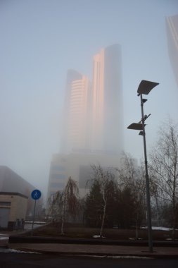 Astana modern binalarda kalın sis içinde