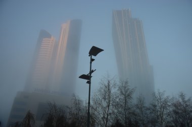 Astana modern binalarda kalın sis içinde