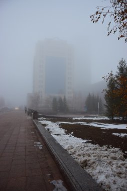 Astana modern binalarda kalın sis içinde