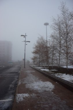 Astana modern binalarda kalın sis içinde