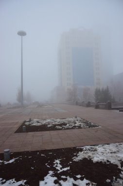 Astana modern binalarda kalın sis içinde