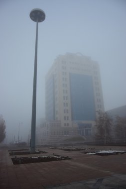 Astana modern binalarda kalın sis içinde