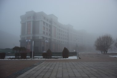 Astana modern binalarda kalın sis içinde