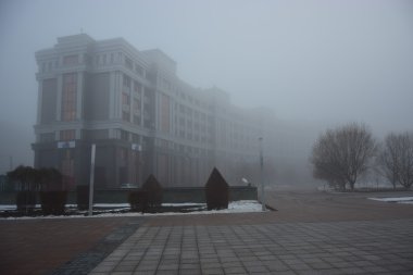 Astana modern binalarda kalın sis içinde