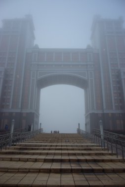 Astana modern binalarda kalın sis içinde
