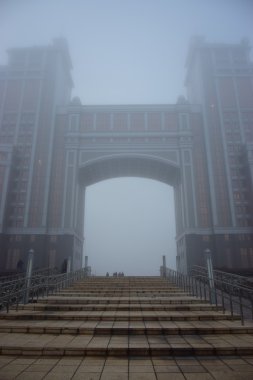 Astana modern binalarda kalın sis içinde