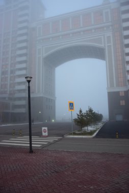 Astana modern binalarda kalın sis içinde