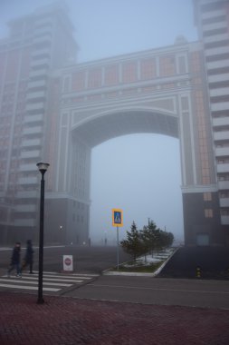 Astana modern binalarda kalın sis içinde