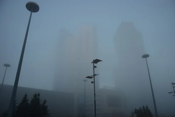 Edifici moderni ad Astana nella fitta nebbia — Foto Stock