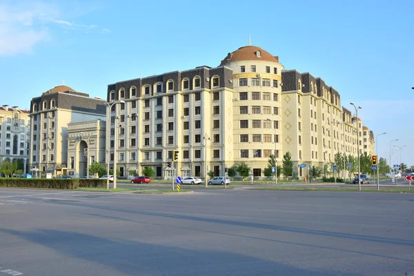 Edifício residencial moderno em Astana, capital do Cazaquistão — Fotografia de Stock