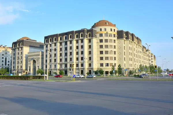 Modern residentieel gebouw in Astana, de hoofdstad van Kazachstan — Stockfoto