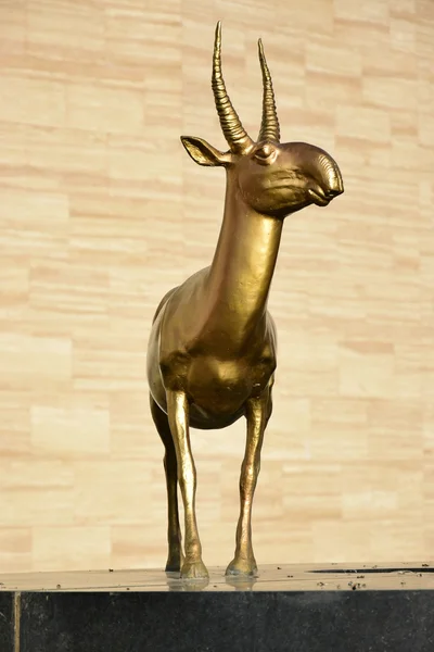 Vergoldete Statue einer Saiga-Antilope in Astana, Kasachstan — Stockfoto