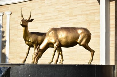 Astana, Kazakistan'ın bir saiga antilop yaldızlı heykeli