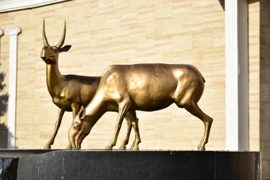 Astana, Kazakistan'ın bir saiga antilop yaldızlı heykeli