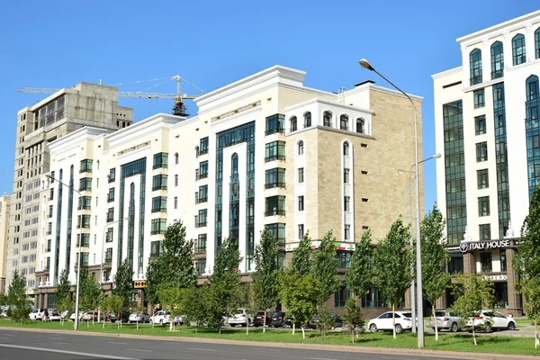 Астана, Казахстан - современное жилое здание — стоковое фото