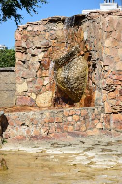Çeşme akan su ile bir sürahi şeklinde 