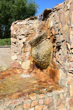 Çeşme akan su ile bir sürahi şeklinde 