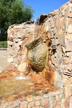 Çeşme akan su ile bir sürahi şeklinde 