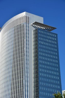 Frankfurt, Almanya - 08.14.2021: Frankfurt şehrinde modern binaların bulunduğu bir manzara