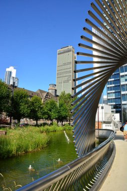 Frankfurt, Almanya - 08.14.2021: Frankfurt şehrinde modern binaların bulunduğu bir manzara