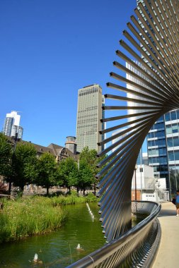 Frankfurt, Almanya - 08.14.2021: Frankfurt şehrinde modern binaların bulunduğu bir manzara