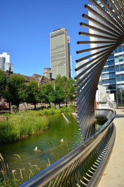 Frankfurt, Almanya - 08.14.2021: Frankfurt şehrinde modern binaların bulunduğu bir manzara