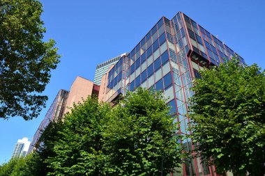 Frankfurt, Almanya - 08.14.2021: Frankfurt şehrinde modern binaların bulunduğu bir manzara