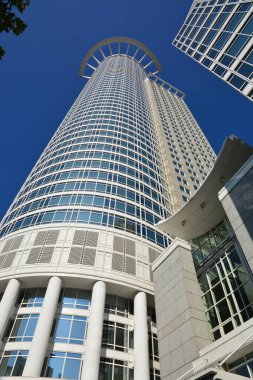 Frankfurt, Almanya - 08.14.2021: Frankfurt şehrinde modern binaların bulunduğu bir manzara