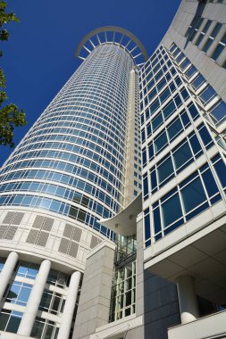 Frankfurt, Almanya - 08.14.2021: Frankfurt şehrinde modern binaların bulunduğu bir manzara