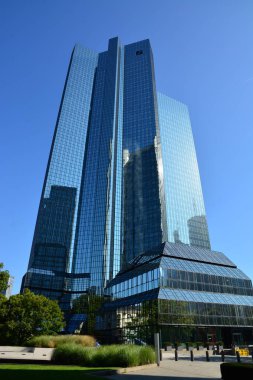 Frankfurt, Almanya - 08.14.2021: Frankfurt şehrindeki gökdelenler