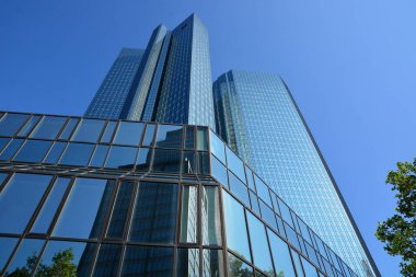 Frankfurt, Almanya - 08.14.2021: Frankfurt şehrindeki gökdelenler
