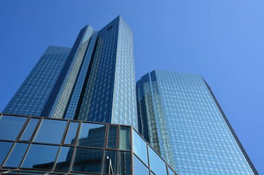 Frankfurt, Almanya - 08.14.2021: Frankfurt şehrindeki gökdelenler