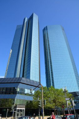 Frankfurt, Almanya - 08.14.2021: Frankfurt şehrindeki gökdelenler