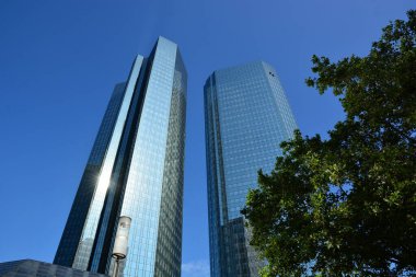 Frankfurt, Almanya - 08.14.2021: Frankfurt şehrindeki gökdelenler