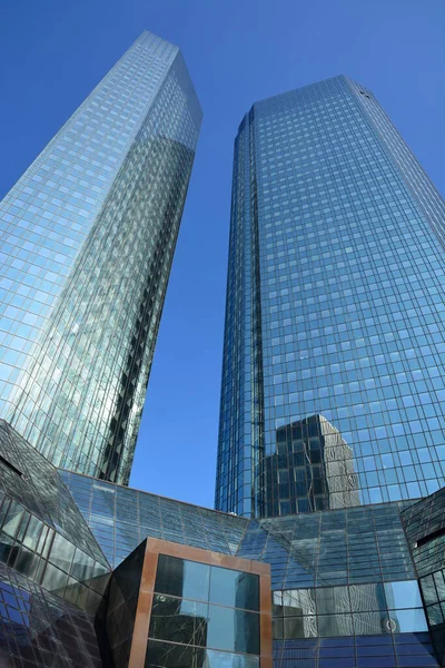 Frankfurt, Almanya - 08.14.2021: Frankfurt şehrindeki gökdelenler