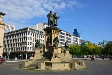 Frankfurt, Almanya - 08.14.2021: Frankfurt 'ta Johannes Gutenberg anıtının (kitap basımının mucidi) manzarası