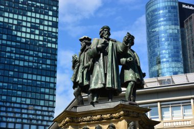 Frankfurt, Almanya - 08.14.2021: Frankfurt 'ta Johannes Gutenberg anıtının (kitap basımının mucidi) manzarası