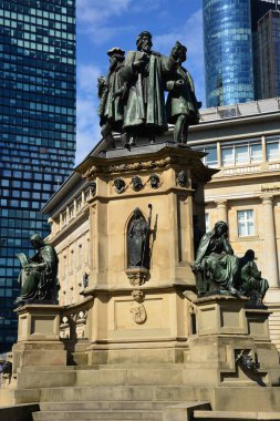 Frankfurt, Almanya - 08.14.2021: Frankfurt 'ta Johannes Gutenberg anıtının (kitap basımının mucidi) manzarası