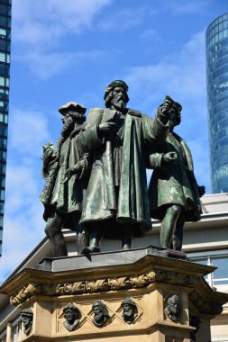 Frankfurt, Almanya - 08.14.2021: Frankfurt 'ta Johannes Gutenberg anıtının (kitap basımının mucidi) manzarası