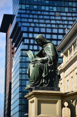 Frankfurt, Almanya - 08.14.2021: Frankfurt 'ta Johannes Gutenberg anıtının (kitap basımının mucidi) manzarası