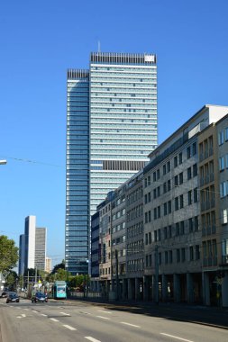 Frankfurt, Almanya - 08.14.2021: Frankfurt şehrinde modern binaların bulunduğu bir manzara