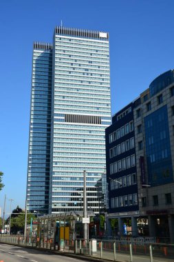 Frankfurt, Almanya - 08.14.2021: Frankfurt şehrinde modern binaların bulunduğu bir manzara