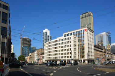 Frankfurt, Almanya - 08.14.2021: Frankfurt şehrinde modern binaların bulunduğu bir manzara