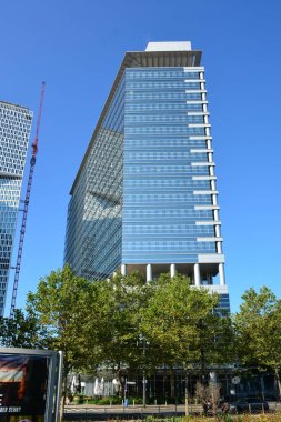 Frankfurt, Almanya - 08.14.2021: Frankfurt şehrinde modern binaların bulunduğu bir manzara