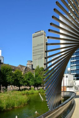 Frankfurt, Almanya - 08.14.2021: Frankfurt şehrinde modern binaların bulunduğu bir manzara