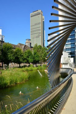 Frankfurt, Almanya - 08.14.2021: Frankfurt şehrinde modern binaların bulunduğu bir manzara