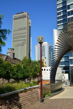 Frankfurt, Almanya - 08.14.2021: Frankfurt şehrinde modern binaların bulunduğu bir manzara